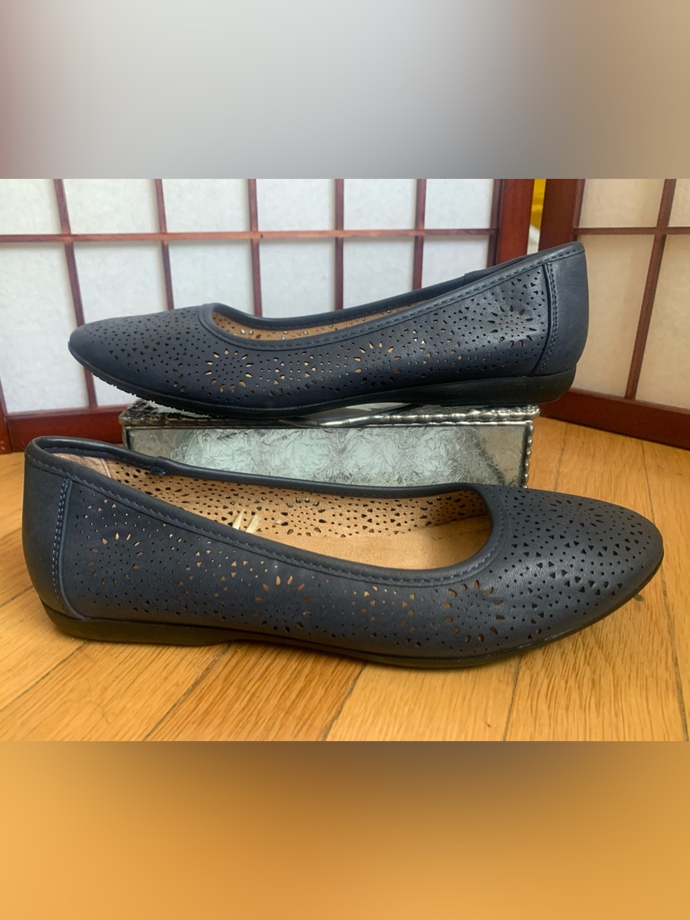 NWOB White Mountain Navyblue Perforated Comfort Ballet Flats in Womens Size 8M